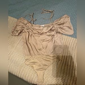 Medium Lelis cream-colored, satin body suit